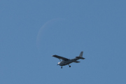 Morten 28 juli 2019 - Et småfly LN-AGW og månen, månen var litt svak, men jeg hadde sett den mens jeg tok bilder av fugler
