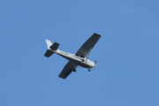 Morten 29 april 2019 - Småfly over Høyenhall, det er LN-NRF Cessna 172 Skyhawk fra 2006 som Nedre Romerike flyklubb eier
