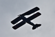 Morten 3 august 2019 - En dobbeltdekker over Høyenhall, en time etterpå kommer det et nytt fly med to vinger. Ettertid: Det er LN-BDM Tiger Moth med nummer 153 på siden