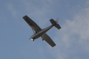 Morten 27 april 2018 - LN-MTH over Høyenhall. I ettertid så ser jeg at dette er en Cessna 172N Skyhawk 100 II fra 1979 som Sameiet LN-MTH eier
