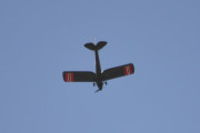 Morten lørdag 4 august 2018 - En dobbeltdekker Tiger Moth over Høyenhall, rett under ser det ut som et vanlig fly
