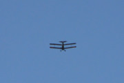 Morten 4 august 2018 - En dobbeltdekker Tiger Moth over Høyenhall, men venter du litt så ser du doble vinger
