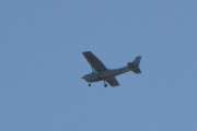 Morten torsdag 5 juli 2018 - LN-MTT over Høyenhall, klokken er 17.46. I ettertid så ser jeg at dette er en Cessna 172M Skyhawk fra 1975 som Rygge Flyklubb eier