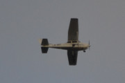 Morten onsdag 5 september 2018 - LN-NRF over Høyenhall, veldig nære og denne følger vi litt. Det er Nedre Romerike flyklubb som er ute med sin Cessna 172 Skyhawk fra 2006