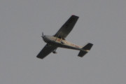 Morten 21 mai 2018 - LN-NRO over Høyenhall. I ettertid så ser jeg at det er en Cessna 172S Skyhawk SP fra 2009, som Nedre Romerike flyklubb eier