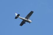 Morten 29 april 2019 - LN-NRF over Høyenhall, det er en Cessna 172 Skyhawk fra 2006 som Nedre Romerike flyklubb eier