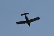 Morten 23 august 2019 - LN-UXA over Høyenhall og en fugl, flyet er en Piper PA-28-140 Cherokee Cruiser som Kai Vidar eier