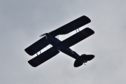 Morten 3 august 2019 - LN-BDM over Høyenhall, en time etterpå kommer det et nytt fly med to vinger. Det er en DeHavilland DH 82A Tiger Moth nr. 153 fra 1941 som Nedre Romerike Flyklubb Veteranflygruppa eier