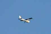 Morten 23 juli 2019 - LN-NRF over Høyenhall. I ettertid så ser jeg at det er en Cessna 172 Skyhawk fra 2006 som Nedre Romerike Flyklubb eier