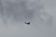 Morten 25 mai 2019 - To småfly over Høyenhall i uvær, kanskje vi skal roe den ned litt nå LN-ADC