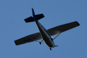 Morten 5 oktober 2019 - LN-NPK over Høyenhall. Det vi ser her er en Cessna 172B Skyhawk fra 1961 og som fløy først i USA og så i Sverige, før den kom til Norge