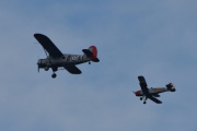 Morten søndag 1 september 2019 - LN-TSN og LN-ESS i formasjon over Høyenhall, klokken er 08.35. Det er en Noorduyn Norseman fra 1944 nærmest og en CASA 1.131E Bücker Jungmann fra 1958 lengst bort