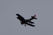 Morten 1 september 2019 - LN-BDM over Høyenhall, men deg tar jeg selv om det er kvelden. Det er en DeHavilland DH 82A Tiger Moth nr. 153 fra 1941 som Nedre Romerike Flyklubb Veteranflygruppa eier