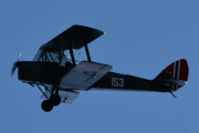 Morten 21 september 2019 - LN-BDM over Ekeberg, Tiger Moth er malt slik det så ut i Hærens Flyvåpens tjeneste fra perioden 1940 med nummeret 153