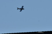 Morten 19 april 2020 - Morsomt fly over Høyenhall, jeg sitter på verandaen og er ferdig med sprayingen av eksosanlegg