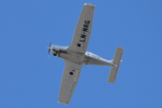 Morten 22 april 2020 - Småfly over Høyenhall, det er LN-NAG som er en Piper PA-28-161 Warrior II