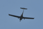 Morten 8 august 2020 - LN-NEZ over Høyenhall, det er en Diamond DA-40 Diamond Star fra 2003 som Turfly eier, og den vinket til oss