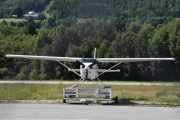 Morten 11 juli 2020 - LN-HOE på Notodden flyplass, her står det en Cessna U206G fra 1979. Nesten like gammel som bilen min og veteran