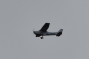 Morten 2 juli 2020 - LN-NRO og M-NGSN over Høyenhall, flyet som passerer oss er LN-NRO som er en Cessna 172S Skyhawk fra Nedre Romerike Flyklubb