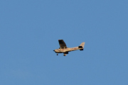 Morten 9 juli 2020 - LN-NRO over Høyenhall i kveldsolen. Det er en Cessna 172S Skyhawk som er fra Nedre Romerike Flyklubb
