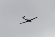 Morten 22 mai 2020 - Småfly over Høyenhall, her vasker jeg bilen og så kommer dette flyet - er det seilfly? I ettertid så tror jeg dette er LN-GMR som er en Valentin Taifun 17E fra 1985 som Sameiet Taifun eier