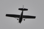 Morten 1 juli 2021 - LN-NRO besøker Høyenhall, dem flyr sitt Cessna 172S Skyhawk SP fra rundt 2010