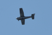 Morten 25 juli 2021 - LN-NRO besøker Høyenhall, det er Nedre Romerike Flyklubb som kommer med sitt Cessna 172S Skyhawk fra 2010