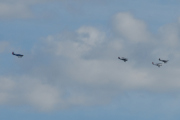 Morten 1 juni 2021 - Fire veteranfly over Høyenhall. Det er Nedre Romerike Flyklubb Veteranflygruppa og Kjeller Flyhistoriske Forening som er på tur
