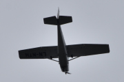 Morten 13 juni 2021 - LN-MTH kommer igjen over Høyenhall, det er en Cessna 172N Skyhawk fra Skøyen som prøver seg på en annen vinkel, men jeg er der