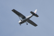 Morten 13 juni 2021 - LN-MTH rett over Høyenhall, det er Cessna 172N Skyhawk og jeg trenger ikke å reise lenger enn til Skøyen for å treffe eierne her