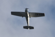 Morten 2 juni 2021 - LN-AGW over Høyenhall, men han vrir seg litt i tilfelle det var for mørkt under vingen, og den omtanken liker jeg :-)