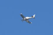Morten 28 juni 2021 - LN-YJY over Høyenhall, den har Garmin glasscockpit, Rotax 912iS Sport injection-engine