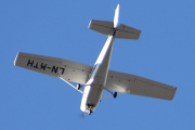 Morten 17 oktober 2021 - LN-MTH besøker Høyenhall, det er et Cessna 172N Skyhawk 100 II og bygd i 1979