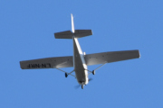 Morten 17 oktober 2021 - LN-NRF besøker Høyenhall, men jeg rakk bort til kamera og fikk tatt et par bilder av Cessna 172S Skyhawk før den forsvant