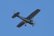 Morten 18 august 2021 - LN-MTH besøker Høyenhall, det er jo flyet mitt, Cessna 172N Skyhawk 100 II som Sameiet på Skøyen eier