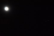 Morten 19 november 2021 - Småfly med månen over Høyenhall, her rakk jeg bare et bilde