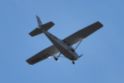 Morten 25 september 2021 - LN-NRO besøker Høyenhall, det er Nedre Romerike flyklubb som kommer med sitt Cessna 172S Skyhawk