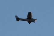 Morten 16 desember 2021 - LN-NRF besøker Høyenhall, dem stiller seg i posisjon med sitt Cessna 172S Skyhawk