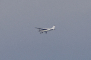 Morten 25 mars 2022 - Småfly over Høyenhall, her kom jeg for sent ut, men det ser ut som et Cessna fly