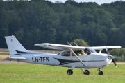 Morten 10 august 2021 - LN-TFK på Tønsberg flyplass, her ser vi Tønsberg Flyveklubb sin Cessna 172SP Skyhawk fra 2004. Snart skal jeg fly