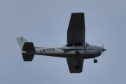 Morten 13 september 2021 - LN-TFK besøker Høyenhall, legger seg i perfekt posisjon med sitt Cessna 172 SP