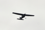 Morten 13 september 2021 - LN-TFK kommer igjen over Høyenhall, men jeg hører en flydur rett mot sola
