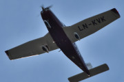 Morten 25 september 2021 - LN-KVK besøker Høyenhall, men det er en Piper 6XT PA-32-301XTC fra 2004