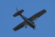 Morten 8 september 2021 - LN-MTH besøker Høyenhall, det er en Cessna 172N Skyhawk 100 II som jeg kjenner veldig godt som kommer