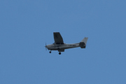 Morten 11 juli 2021 - LN-NRF over Høyenhall, her kommer Nedre Romerike Flyklubb med sitt andre Cessna fly