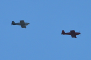 Morten 3 juli 2021 - To småfly over Høyenhall, jeg tror den til venstre kan være LN-ABA som er en Van´s RV-6 fra 2004