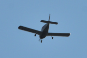 Morten 30 juli 2021 - LN-UXA besøker Høyenhall, er for sent ute på verandaen, men det er en Piper PA28-140 Cherokee Cruiser