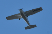 Morten 8 juli 2021 - LN-NRF besøker Høyenhall, dem kommer med sin Cessna 172S Skyhawk fra 2005