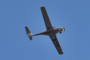 Morten 1 mai 2021 - LN-FTS svinger innom, så Diamond DA-40NG med navnet Sierra, hjelper meg med dette