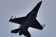Morten 26 november 2021 - F-16 Fighting Falcon og NH90 helikopter i formasjon over Høyenhall